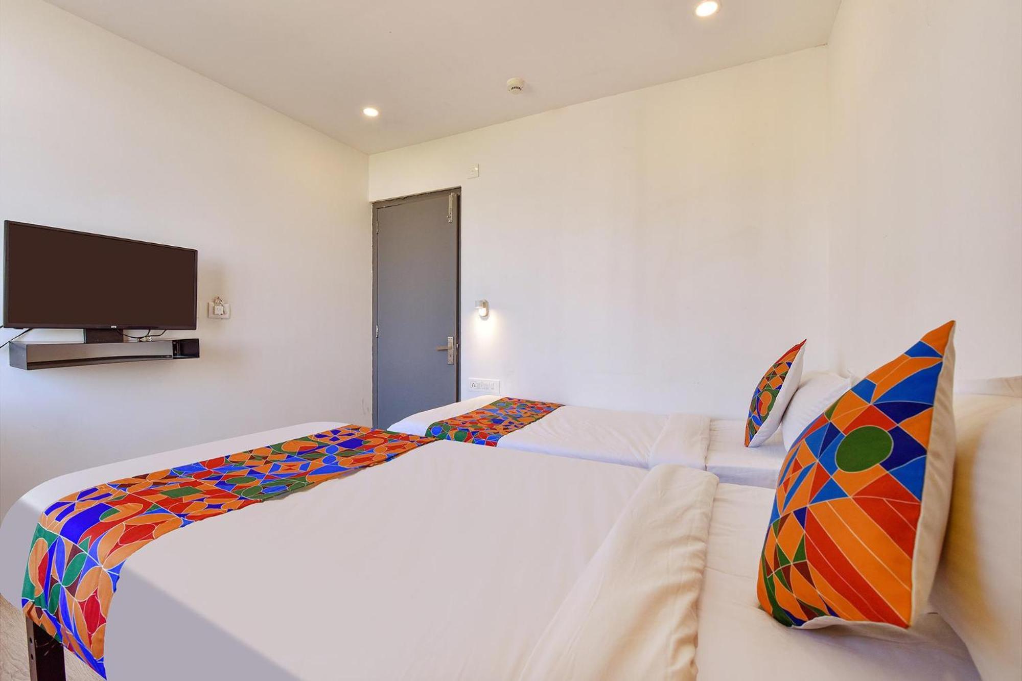 Fabhotel Ny Townhouse Ahmedabad Exterior foto
